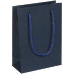 Пакет из бумаги Gentleman Blue плотностью  150 г/м².<br>Длина шнуров 40 см. <br>Выдерживает вес до 0