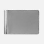 <ul class="list"><li>Зажим для купюр</li><li>Четыре кармана для кредитных карт<br></li><li>Два потайных кармана</li></ul>Упакован в конверт из ПВХ.