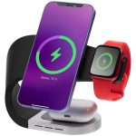 часы Apple Watch (2-8) и еще одно любое устройство с помощью USB-кабеля.<br><br>Смартфоны iPhone 12/13/14/15/16 удерживаются встроенными в их корпус магнитами. Прочие смартфоны необходимо дополнить магнитным стикером-адаптером для надежного удержания на зарядной области. Толстый защитный чехол может мешать удержанию смартфона на станции. Индикатор начинает светиться синим только в конце зарядки смартфона. Заряд часов или наушников можно контролировать по их индикаторам заряда.<ul class="list"><li>Выходная мощность беспроводного заряда при использовании рекомендованного зарядного устройства QC2.0 мощностью не менее 18 Вт с параметрами зарядки 5 В