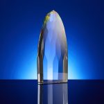 Объемная высокая стела Gleampeak олицетворяет стремление к победам и блестящий успех