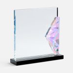 Evergleam — оригинальное исполнение традиционной стелы с эффектной цветной вставкой. Эта переливающаяся разными оттенками объемная деталь