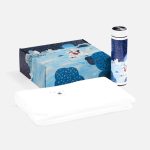 «Мишкин очаг» — это теплое объятие зимнего уюта в красочной подарочной упаковке. Здесь практичность встречается с волшебством: белый флисовый плед