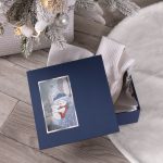 Элегантная коробка из переплетного картона The Blue Bear станет настоящим украшением зимних праздников. Ее главная изюминка — очаровательное окошко с 3D-иллюстрацией