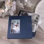 Элегантная коробка из переплетного картона The Blue Bear станет настоящим украшением зимних праздников. Ее главная изюминка — очаровательное окошко с 3D-иллюстрацией