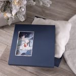 Элегантная коробка из переплетного картона The Blue Bear станет настоящим украшением зимних праздников. Ее главная изюминка — очаровательное окошко с 3D-иллюстрацией