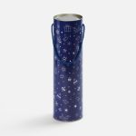 Подарочный тубус для бутылки Snowlace с новогодним паттерном станет стильным дополнением к праздничному презенту. На тубусе специально оставлено место под нанесение логотипа.<br><ul class="list"><li>Элегантная упаковка для бутылки.</li><li>Подходит для стандартных бутылок вина
