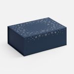 Подарочная коробка Snowlace с новогодним паттерном станет стильным дополнением к праздничному презенту.<br>Коробка выполнена из переплетного картона толщиной 1