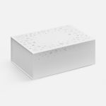 Подарочная коробка Snowlace с новогодним паттерном станет стильным дополнением к праздничному презенту.<br>Коробка выполнена из переплетного картона толщиной 1