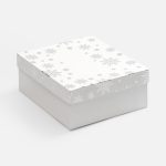 Коробка выполнена из переплетного картона толщиной 1