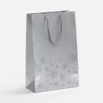 Пакет из бумаги Galaxy Metallic (TPG) плотностью 120 г/м² с тиснением серебристой фольгой.<br>Выдерживает вес до 1