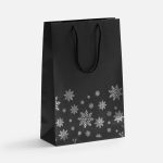 Пакет из бумаги Galaxy Metallic (TPG) плотностью 120 г/м² с тиснением серебристой фольгой.<br>Выдерживает вес до 1