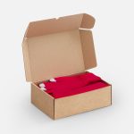 В комплект входят двухслойная шапка с регулируемым отворотом и легкий однослойный шарф из мягкой акриловой пряжи