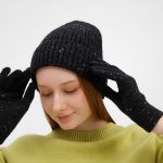 создает стильный силуэт и надежно защищает от холода. Особую индивидуальность ей придают контрастные вкрапления в пряже — деталь
