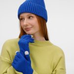 создает стильный силуэт и надежно защищает от холода. Особую индивидуальность ей придают контрастные вкрапления в пряже — деталь