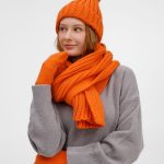 сохраняя свободу движений. Варежки с отворотом-резинкой плотно облегают запястье