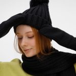 сохраняя свободу движений. Варежки с отворотом-резинкой плотно облегают запястье