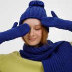 сохраняя свободу движений. Варежки с отворотом-резинкой плотно облегают запястье